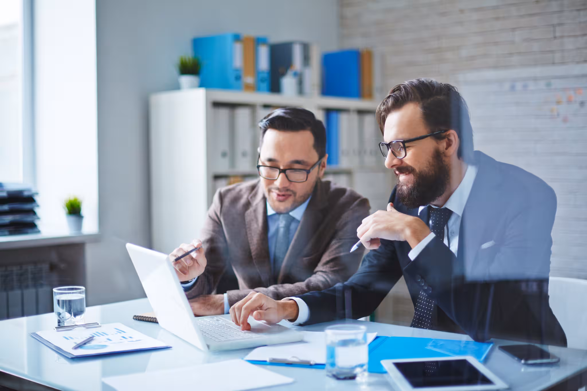 Empresarios en laptop